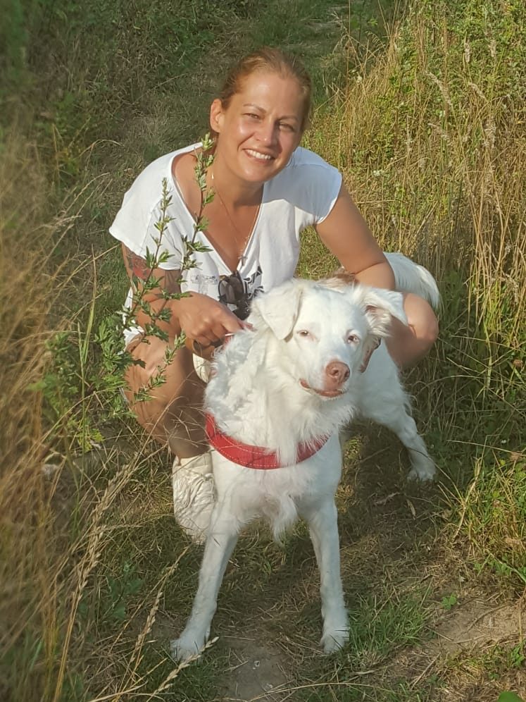 Hundephysiotherapeutin Stephanie Labes aus Duisburg auf Wiese mit Hund